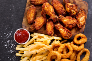 Antara 10 jenis makanan yang tidak sesuai untuk diambil ketika sahur: Makanan bergoreng. fried foods.